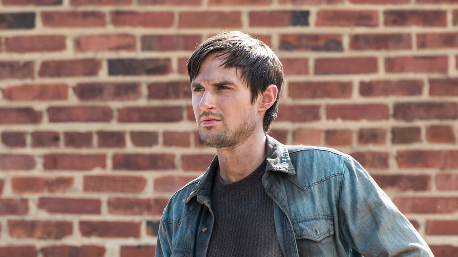 articles/2014/10/19/the-walking-dead-s-most-gruesome-scene-yet-a-man-s-gotta-eat/141018-leon-walking-dead-tease_ccqdia