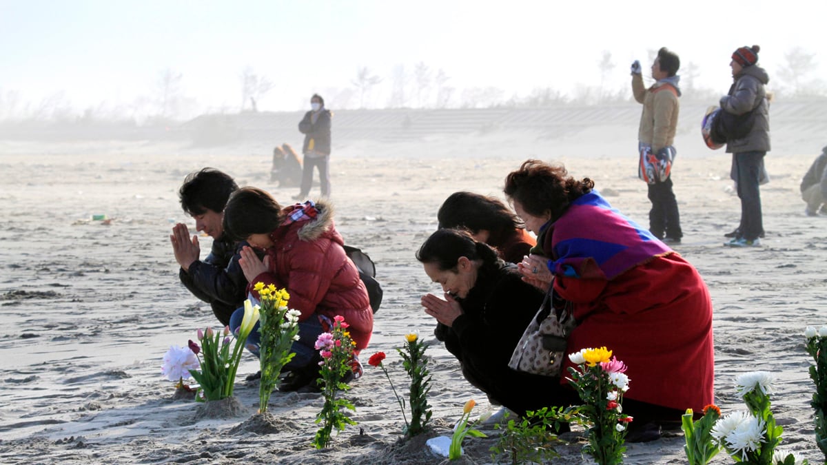 cheats/2012/03/11/japan-remembers-deadly-quake/japan-minute-silence-tsunami-anniversary-cheat_i8tblc