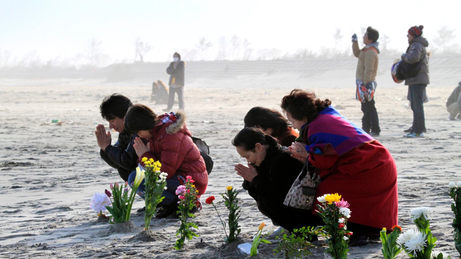 cheats/2012/03/11/japan-remembers-deadly-quake/japan-minute-silence-tsunami-anniversary-cheat_i8tblc