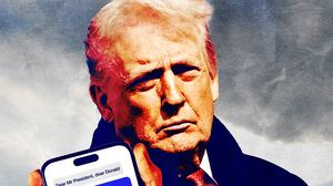 Donald Trump holding his cell phone showing a text from Prime Minister Jonas Gahr Støre