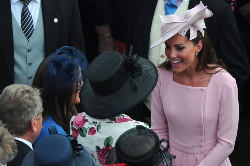 articles/2012/05/29/kate-pretty-in-pink-at-first-garden-party/kate-garden1_mfh0cs