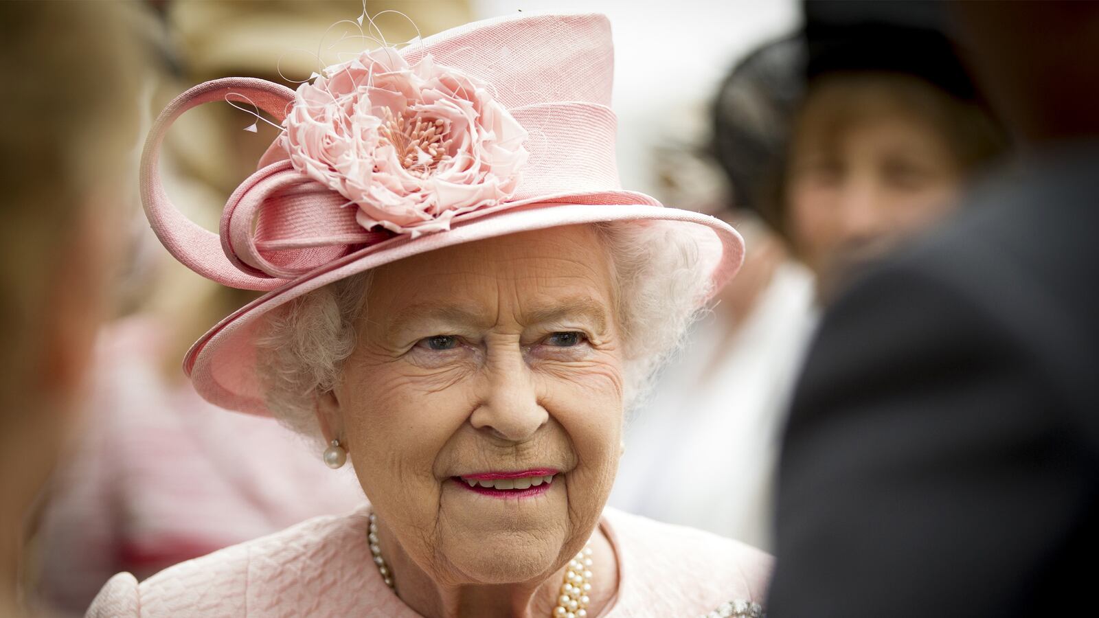 articles/2015/07/19/did-palace-accidentally-hand-over-queen-s-nazi-salute-footage/150719-sykes-queen-video-tease_jwirua