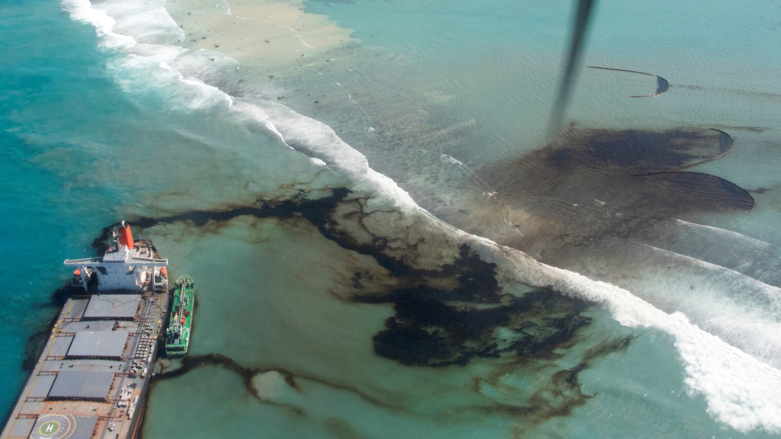 2020-08-14T100853Z_724130676_RC2MDI99R3EP_RTRMADP_3_MAURITIUS-ENVIRONMENT-NEXT-STEPS_fedvoy