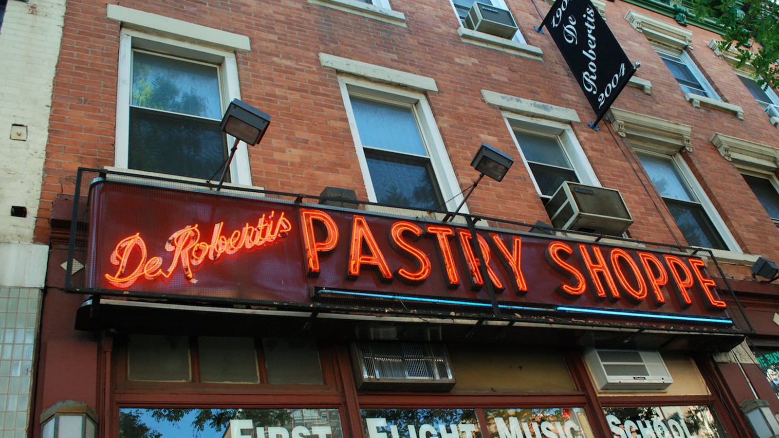 articles/2014/12/04/de-robertis-a-new-york-great-bids-farewell/141204-crocker-re-robertis-tease_druc0q