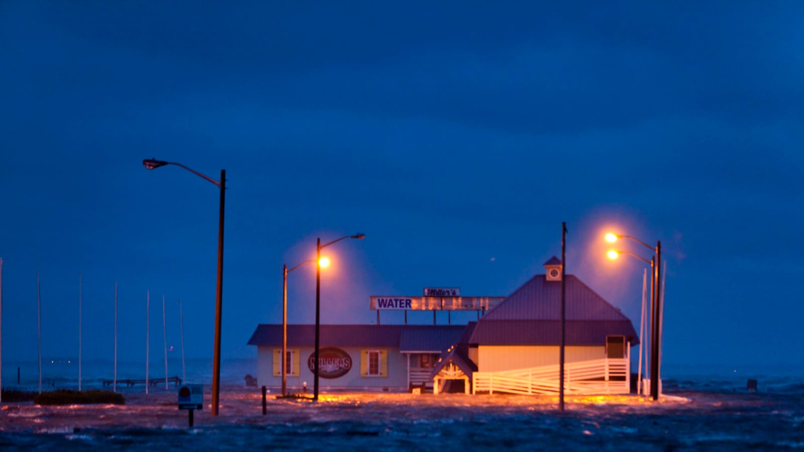 galleries/2011/08/26/hurricane-irene-photos/irene-photos-nags-head-north-carolina_nqmsux