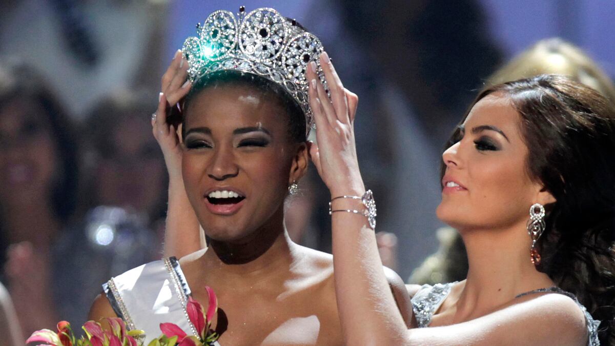 cheats/2011/09/13/miss-angola-crowned-miss-universe/miss-universe-angola-leila-lopes-cheat_izeedo