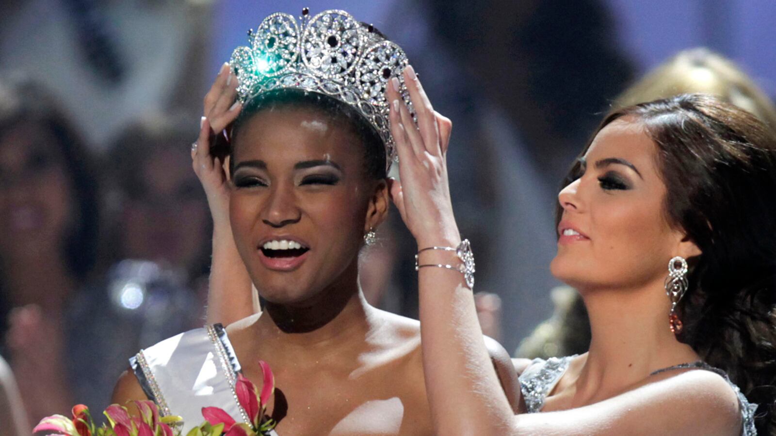 cheats/2011/09/13/miss-angola-crowned-miss-universe/miss-universe-angola-leila-lopes-cheat_izeedo