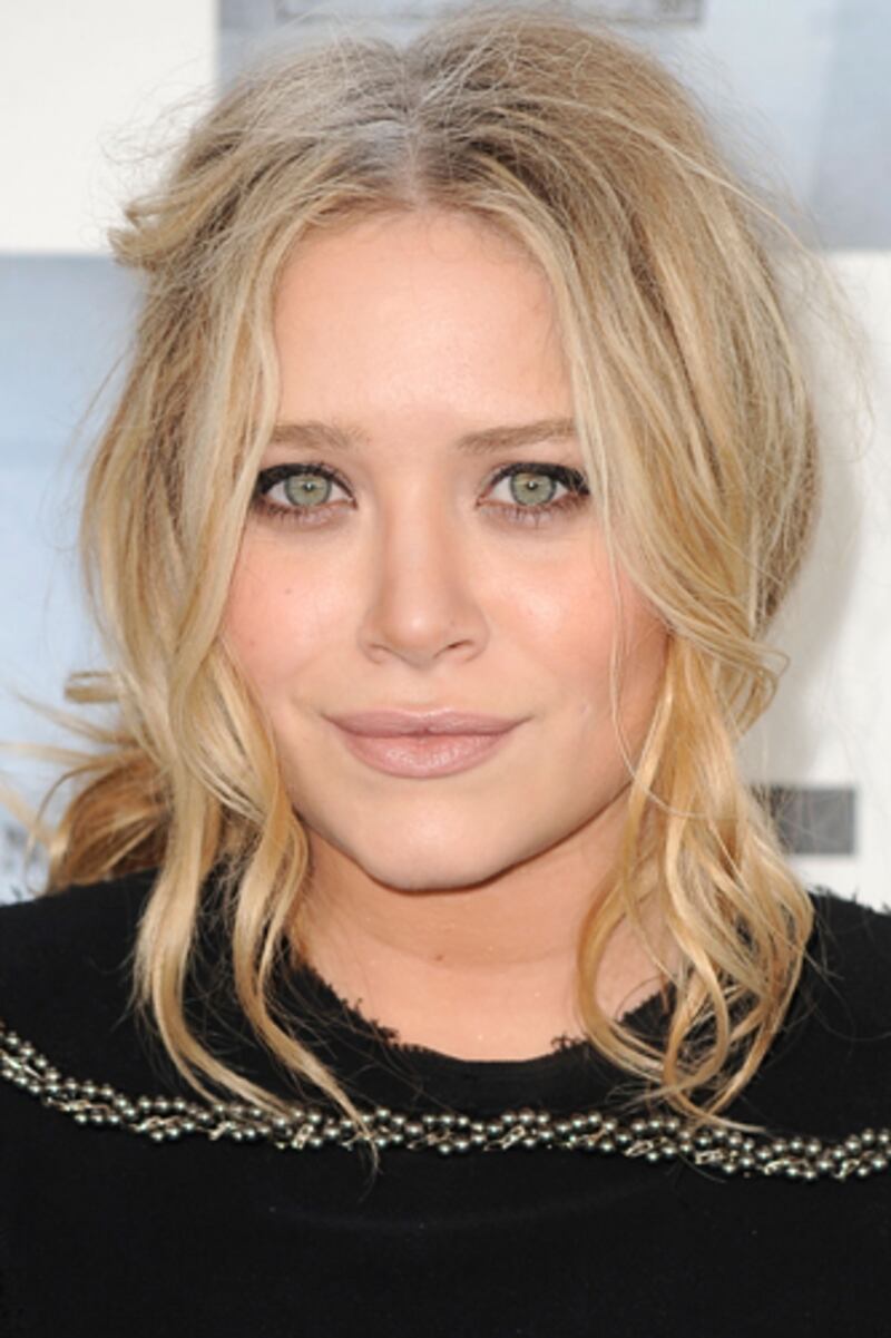 galleries/2012/01/28/kelly-osbourne-kate-moss-other-young-celebrities-who-go-gray-photos/mary-kate-olsen-gray-hair-celebrities_suvhyy