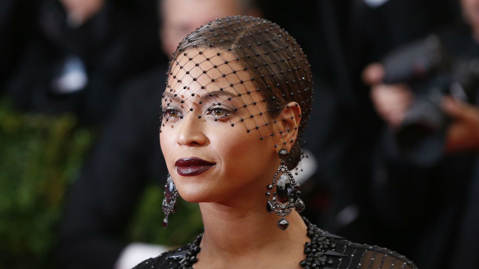 cheats/2014/08/03/bey-tackles-elevator-brawl-in-flawless/140803-beyonce-cheat_itehf1
