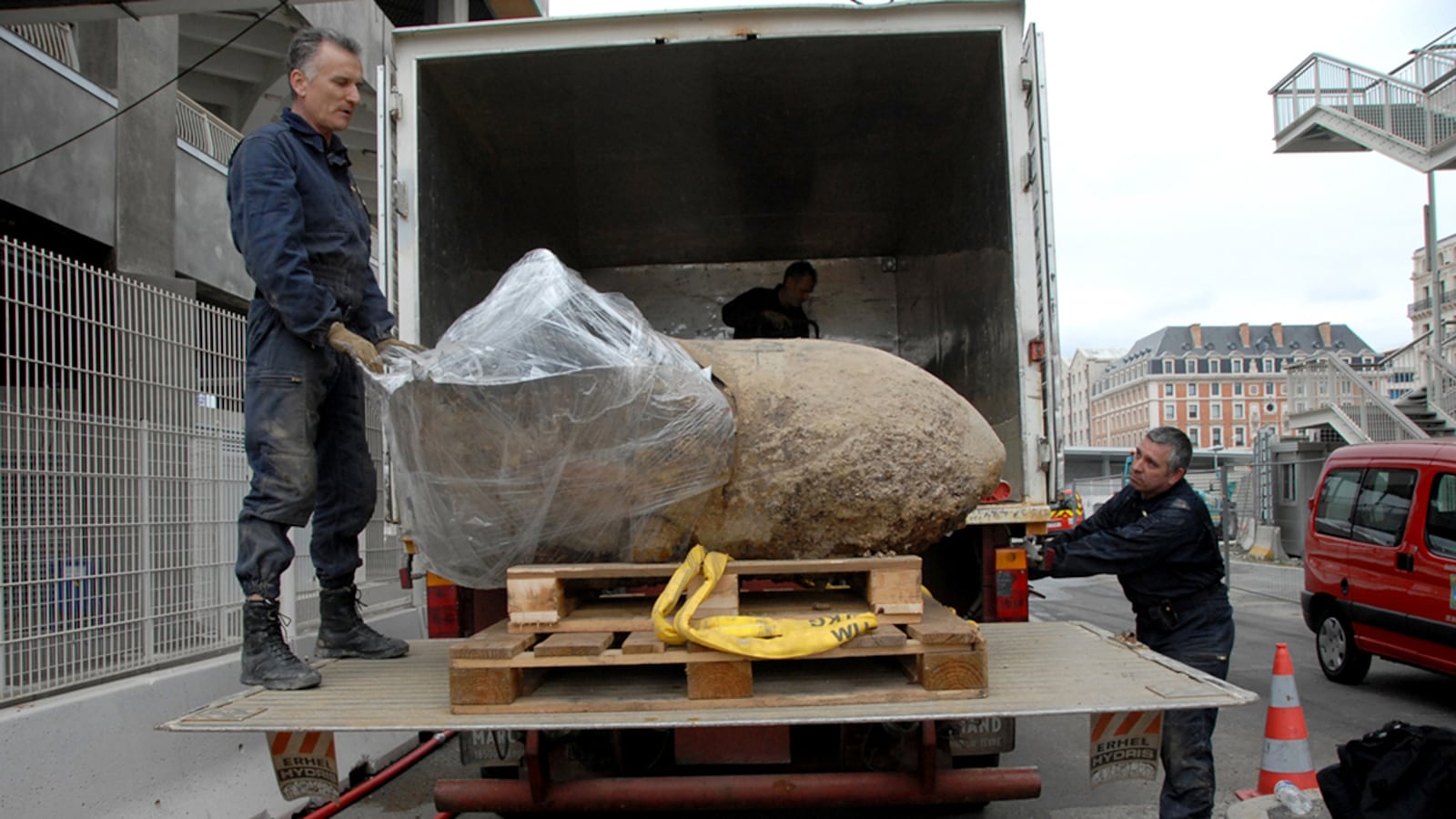 cheats/2012/03/18/massive-wwii-bomb-found-in-marseille/marseille-bomb-cheat_v06bep