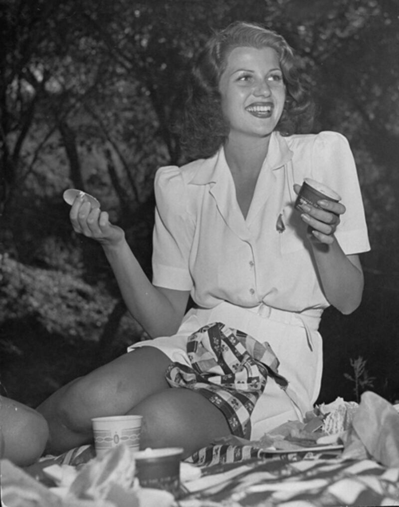 galleries/2011/07/03/picnic-fashion-through-the-years/picnic-fashion-hayworth_guaio5