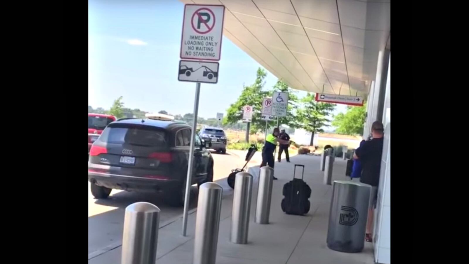 cheats/2016/06/10/video-shooting-at-dallas-love-field-airport/160610-dallas-airport-shooting-cheat_x2oaeu