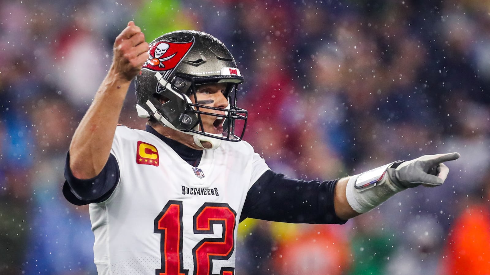 2021-10-08T091748Z_2045903624_MT1USATODAY16911656_RTRMADP_3_NFL-TAMPA-BAY-BUCCANEERS-AT-NEW-ENGLAND-PATRIOTS_gus1wr