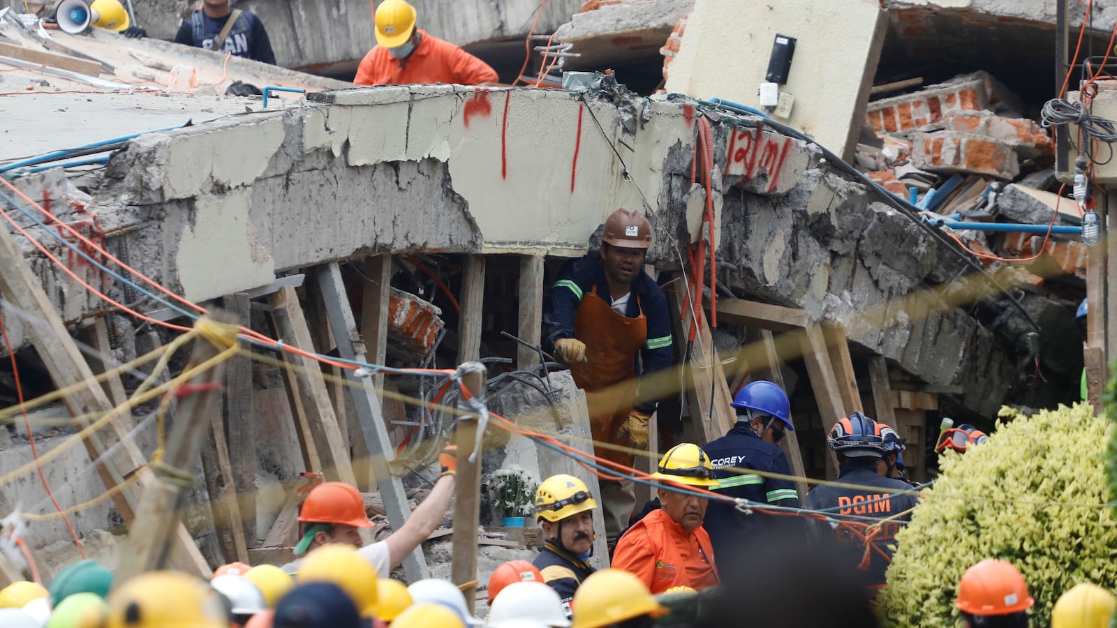 mexico-earthquake-school-rescue-mission_rjdvae