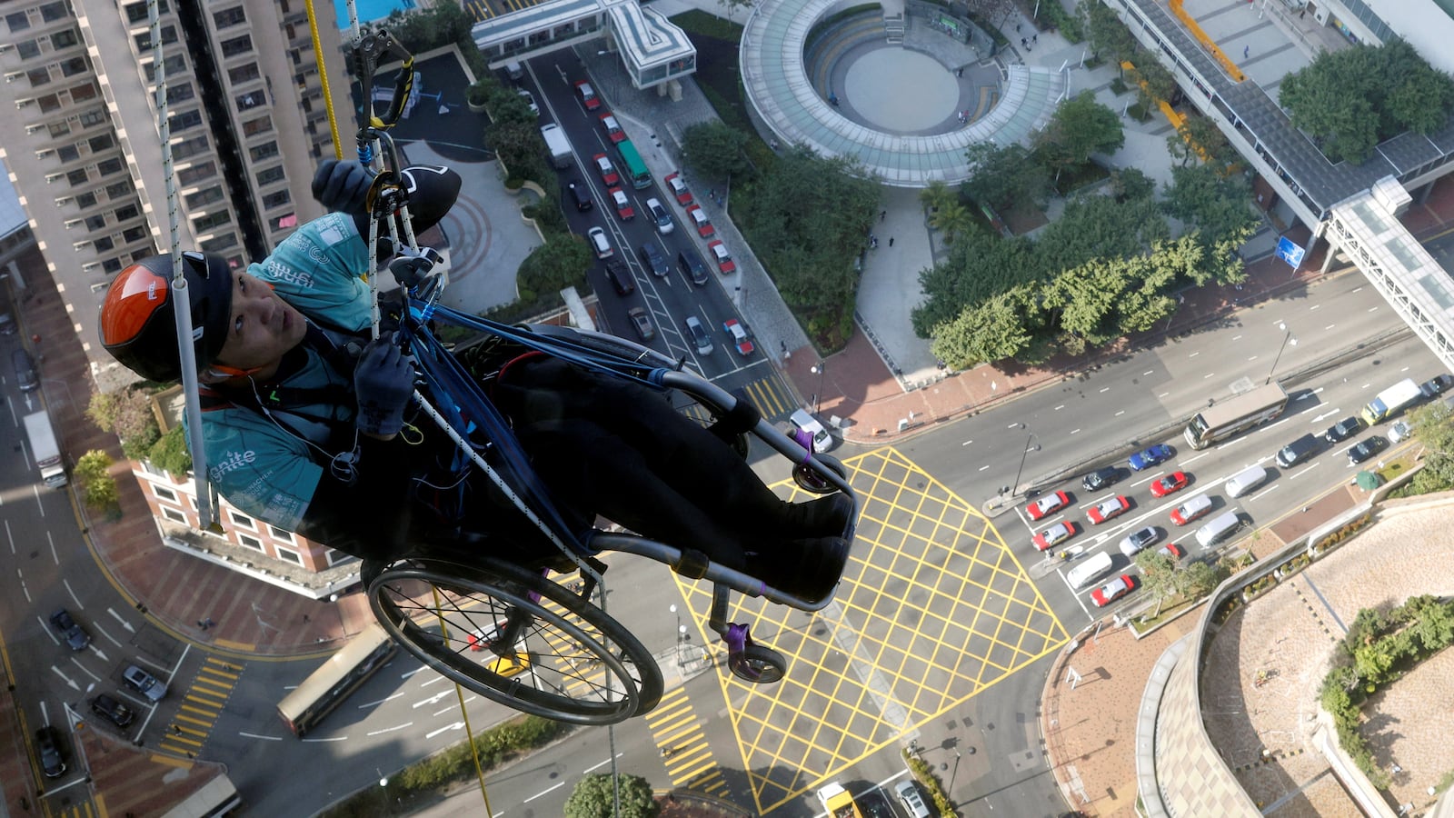 2021-01-17T035423Z_451243515_RC2F9L9R5GCK_RTRMADP_3_HONGKONG-CLIMBER_kxv020