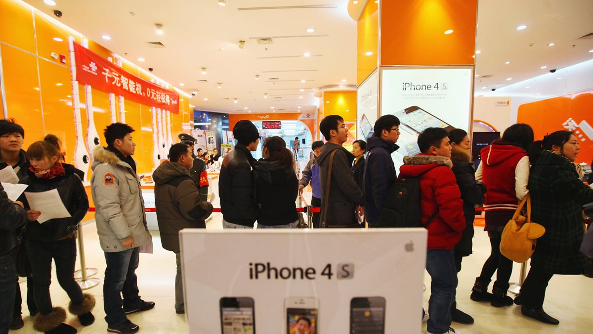 articles/2012/01/24/strong-sales-of-iphone-4s-propel-apple-to-its-biggest-quarter-ever/apple-earnings-iphone-4s-lyons_v0jupj