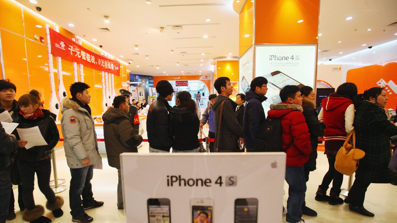 articles/2012/01/24/strong-sales-of-iphone-4s-propel-apple-to-its-biggest-quarter-ever/apple-earnings-iphone-4s-lyons_v0jupj