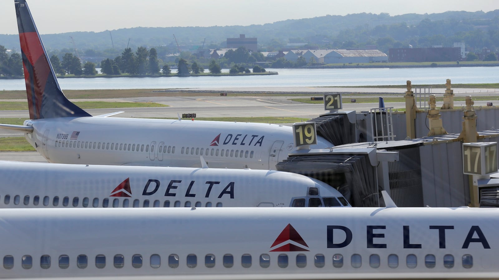 170706-delta-cockpit-debacle-cheat_c6eokt