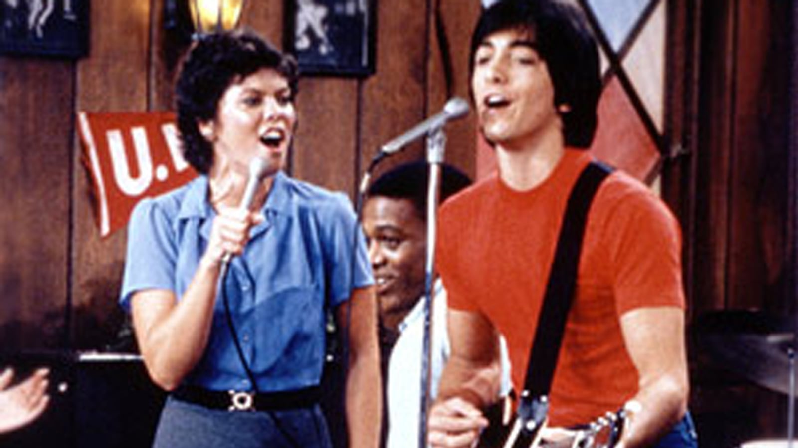 articles/2017/04/24/ex-child-stars-reached-out-to-tragic-erin-moran/130910-ew-Joanie-Chachie-tease_hb7ieu