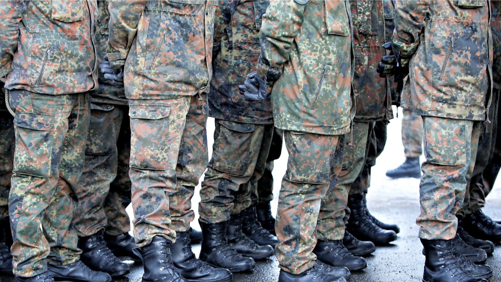cheats/2017/04/27/german-soldier-arrested-for-alleged-terror-plans/170427-german-soldiers-cheat_jhaxak