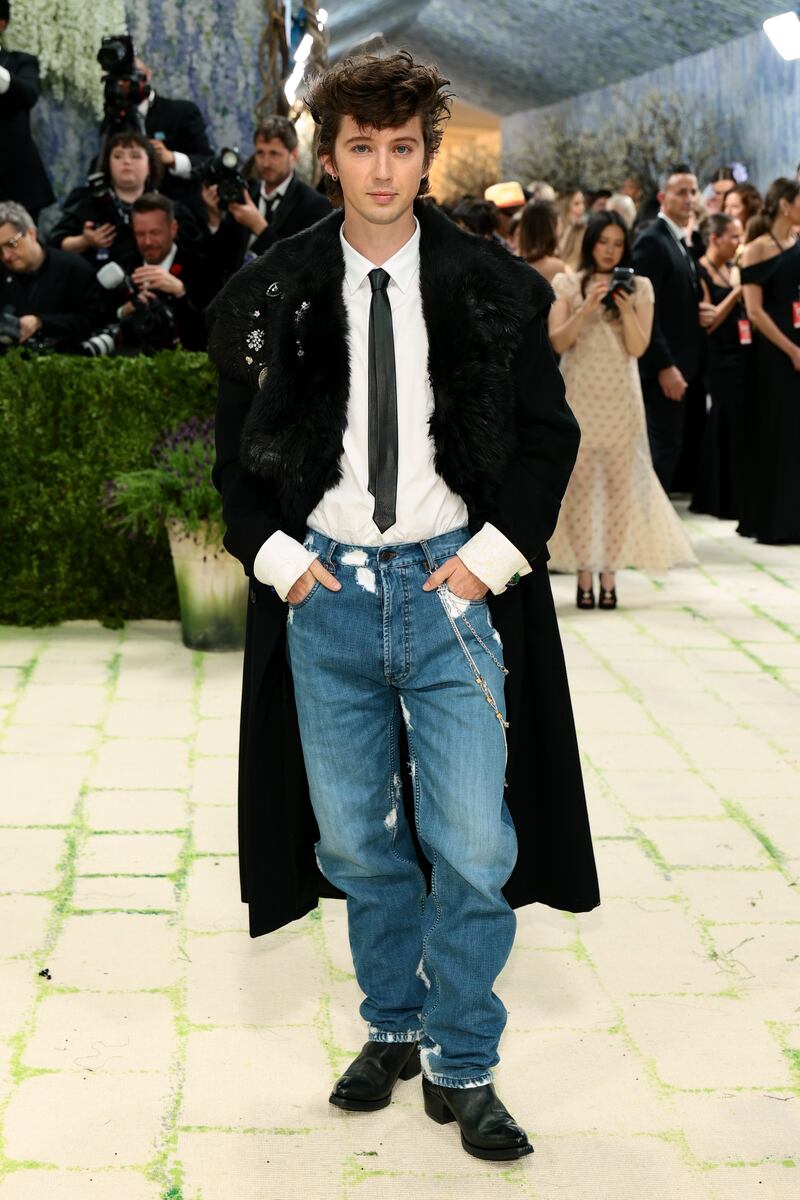 NEW YORK, NEW YORK - MAY 04: Troye Sivan attends the 2026 Met Gala celebrating "Costume Art" at the Metropolitan Museum of Art on May 04, 2026 in New York City. (Photo by Dimitrios Kambouris/Getty Images for The Met Museum/Vogue)