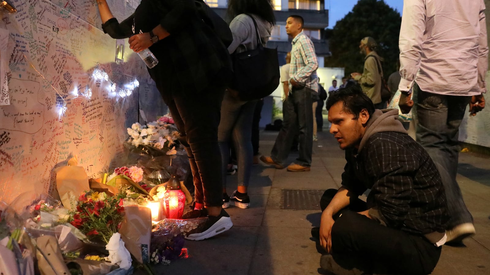 london-fire-vigil-death-toll-rises_dxzb4n