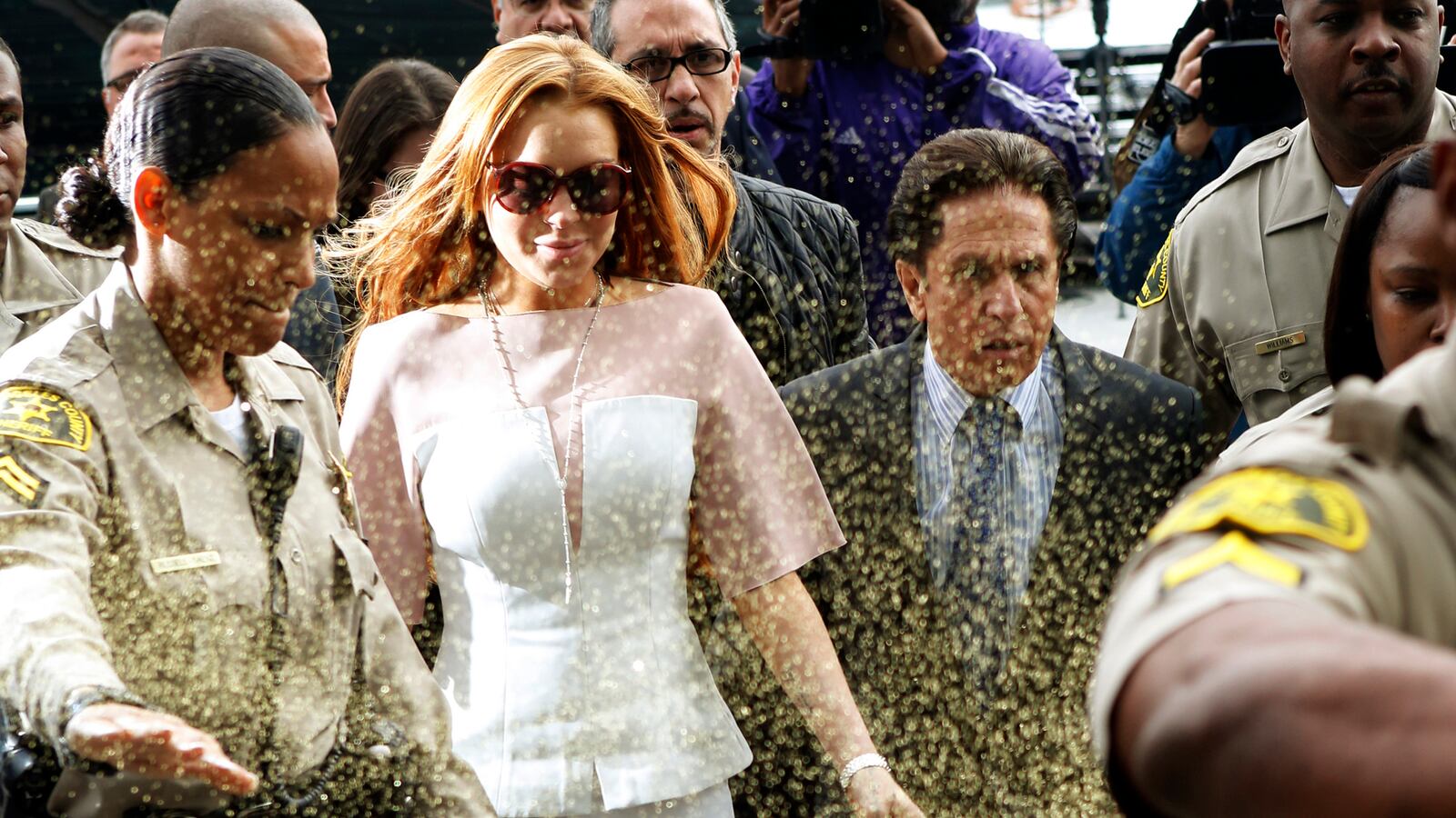 cheats/2013/03/18/lohan-glitterbombed-at-court/130318-lilo-glitter-cheat_zo6ttm