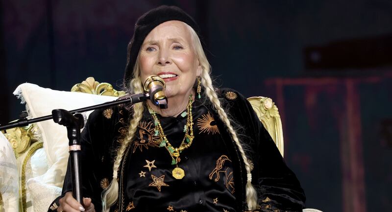 LOS ANGELES, CALIFORNIA - FEBRUARY 04: Joni Mitchell performs onstage during the 66th GRAMMY Awards at Crypto.com Arena on February 04, 2024 in Los Angeles, California. (Photo by Kevin Mazur/Getty Images for The Recording Academy)