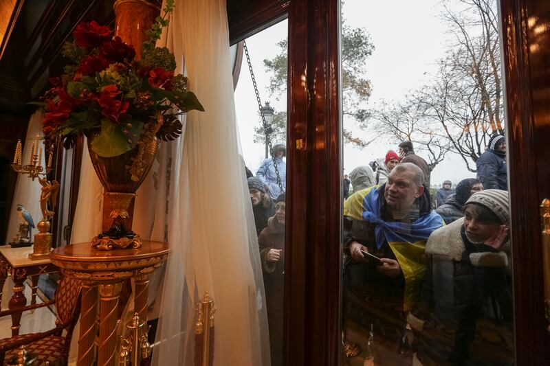 galleries/2014/02/23/inside-yanukovych-s-palace-photos/140223-ukraine-palace8_wsz9u6