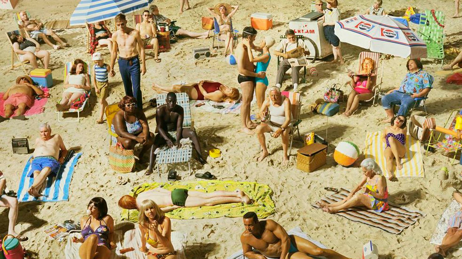 galleries/2013/11/27/alex-prager-photographs-a-face-in-the-crowd-photos/131210-prager_lvwgba