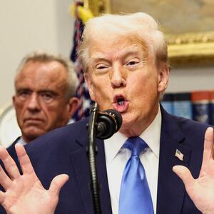 U.S. President Donald Trump, in front of U.S. Secretary of Health and Human Services Robert F. Kennedy Jr., delivers remarks linking autism to childhood vaccines and to the use of popular pain medication Tylenol for pregnant women and children, claims which are not backed by decades of science, at the White House in Washington, D.C., U.S., September 22, 2025. REUTERS/Kevin Lamarque