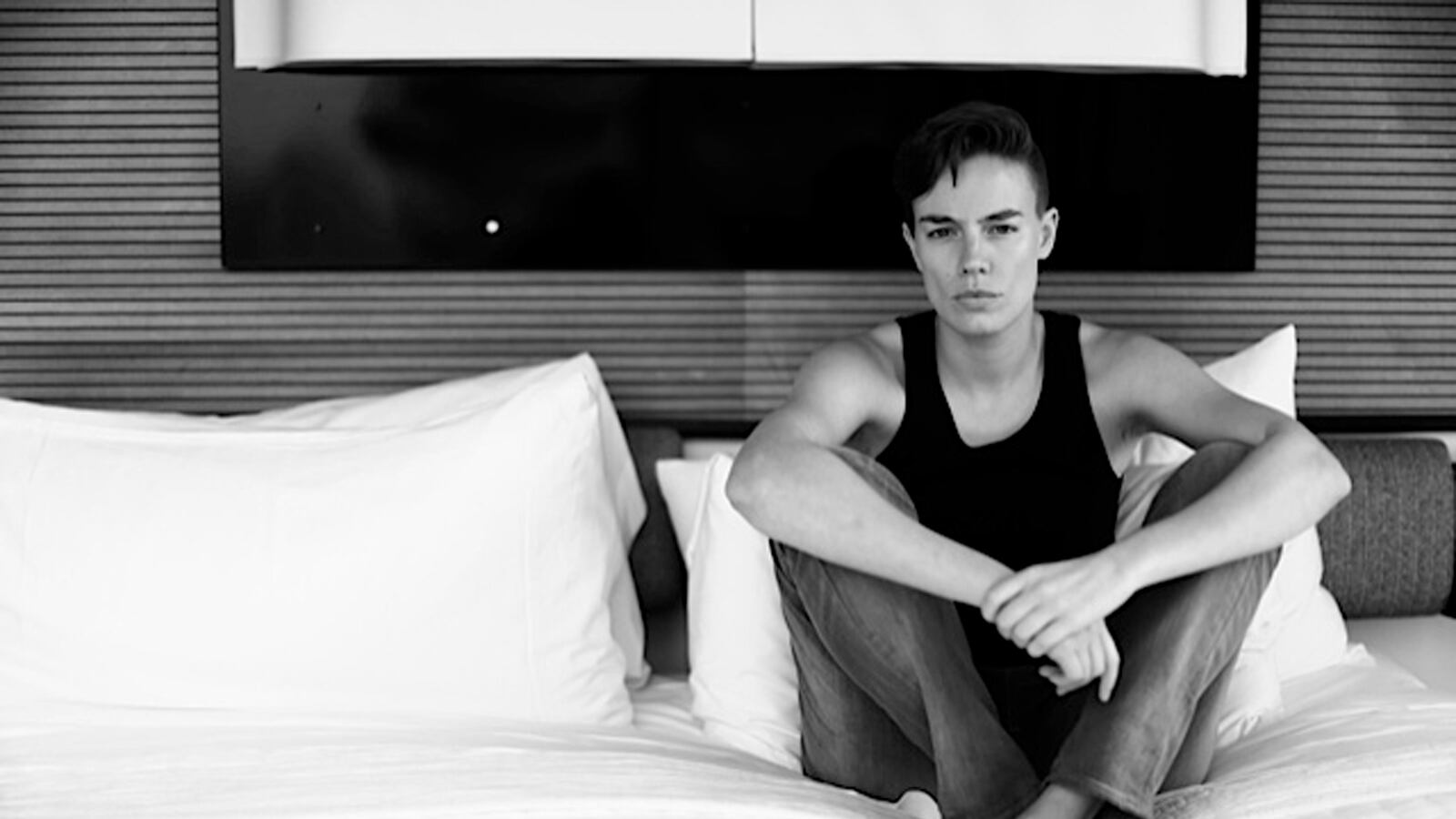 articles/2013/10/29/meet-elliott-sailors-the-female-model-who-s-modeling-as-a-man/elliott-sailors-8_qdc8if