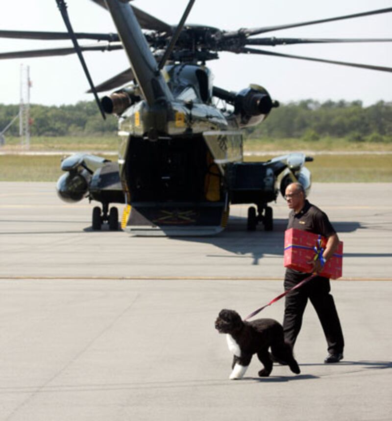 galleries/2009/08/23/obama-family-trips/obamas-on-vacation-2-2_s6bbrj