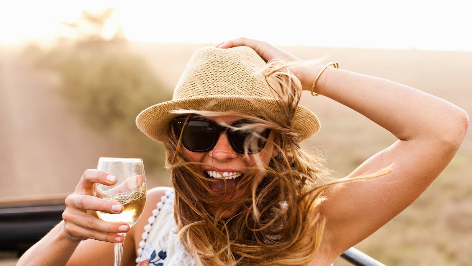 articles/2014/11/25/americans-drink-too-much-but-we-re-not-all-alcoholics/141124-glaser-drinking-tease_uhlumz