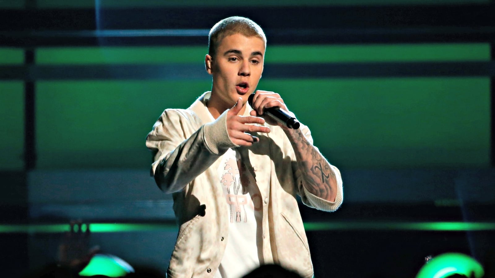 cheats/2016/06/17/justin-bieber-takes-nasty-fall-off-stage/160617-bieber-fall-cheat_prdlwa