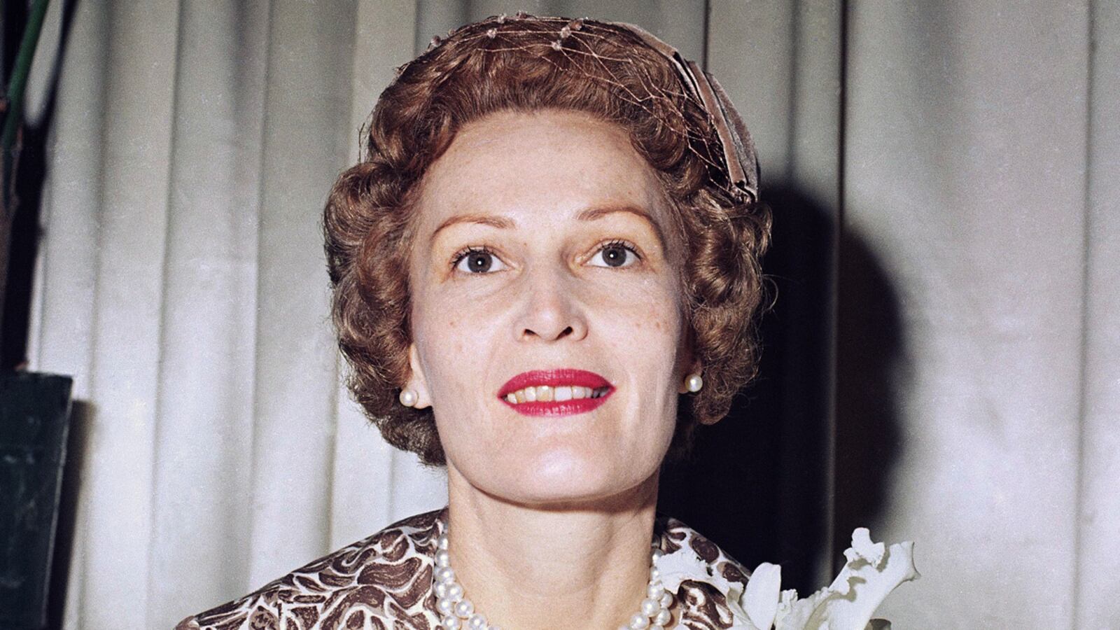 articles/2011/11/07/ann-beattie-talks-about-her-fictional-bio-mrs-nixon/pat-nixon-beattie-cheat_jmkvmu