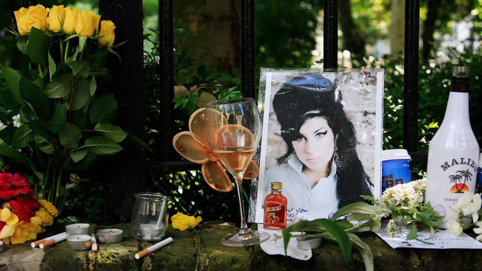 galleries/2011/07/25/celebrity-shrines/celebrity-shrines-teaser_ucjiic
