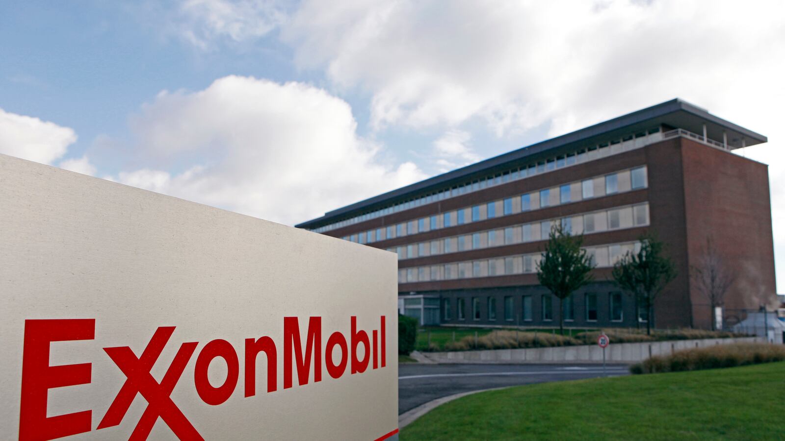 cheats/2015/09/16/exxon-ignored-early-climate-change-signs/150916-exxon-cheat_amphci