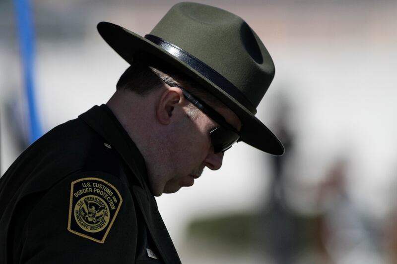 galleries/2013/02/13/officer-allegedly-killed-by-christopher-dorner-laid-to-rest-photos/130213-riverside-funeral-03_y9mqqh