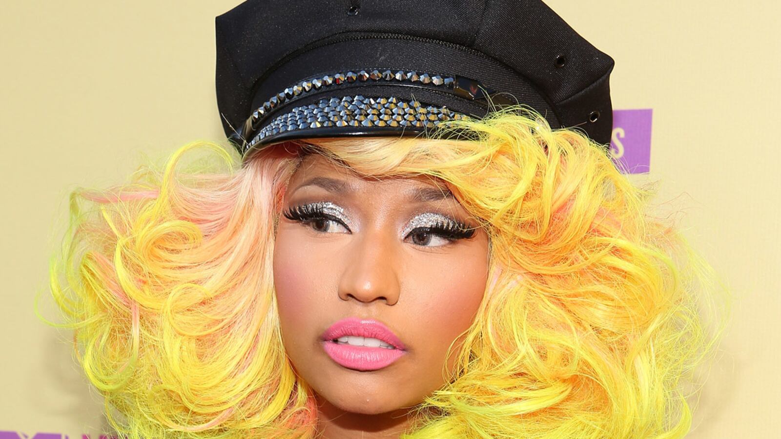 cheats/2012/09/16/minaj-urban-named-idol-judges/nicki-minaj-american-idol-judge-cheat_u7uhuj