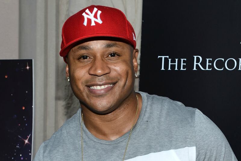 galleries/2012/08/23/ll-cool-j-dustin-hoffman-mila-kunis-more-celebrity-heroes-photos/ll-cool-j-nabs-robber-cheat_vty46s