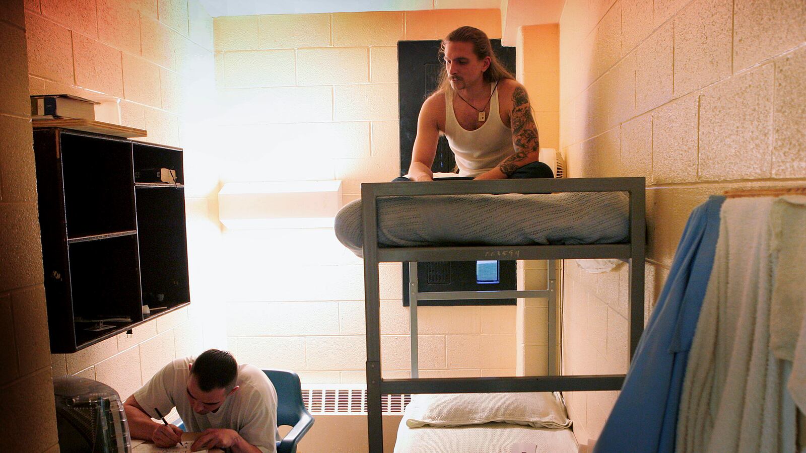 cheats/2014/04/21/us-to-widen-drug-clemency-criteria/140421-drug-offenders-cheat_gco6jf