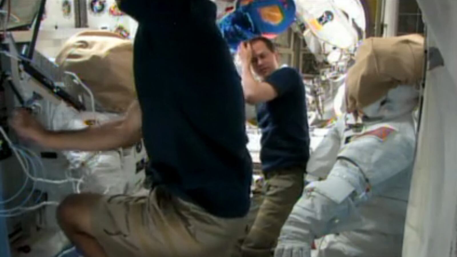 cheats/2013/05/11/astronauts-plug-space-station-leak/130511-space-station-leak-cheat_yabjai