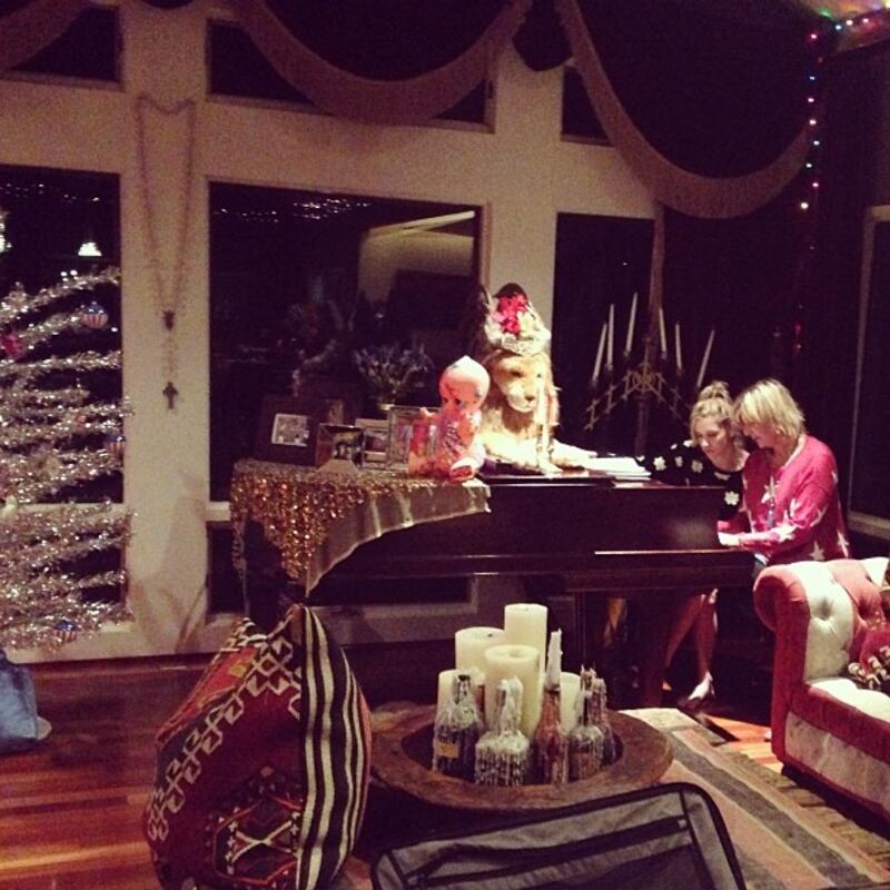 galleries/2014/01/04/miley-cyrus-james-franco-the-week-s-best-celebrity-selfies-photos/140104-celeb-selfies-kesha_bpsl1o