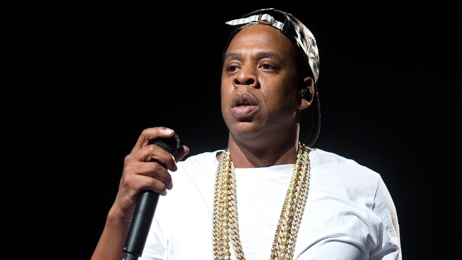 articles/2013/11/18/ashley-olsen-joins-the-cfda-jay-z-takes-lead-role-in-barneys-racial-profiling-scandal/131118-jayz-barneys-fashion-cheat_lo2apf