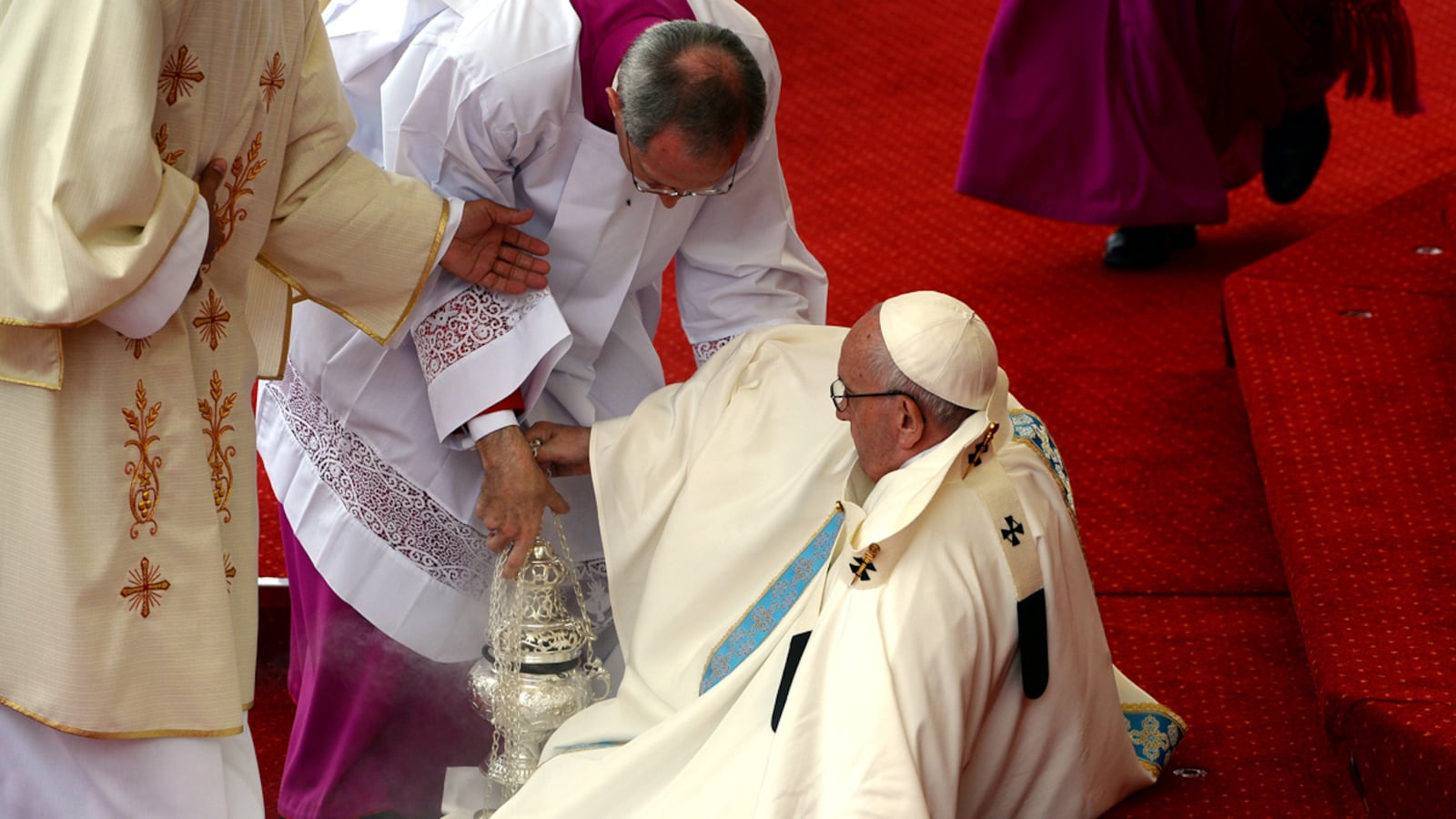cheats/2016/07/28/pope-francis-falls-in-poland/160728-pope-francis-falls-cheat_vtrwij