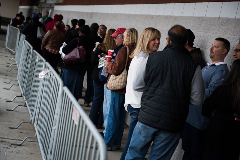 galleries/2016/11/25/black-friday-madness/161125-black-friday-gallery-11_h9e98l