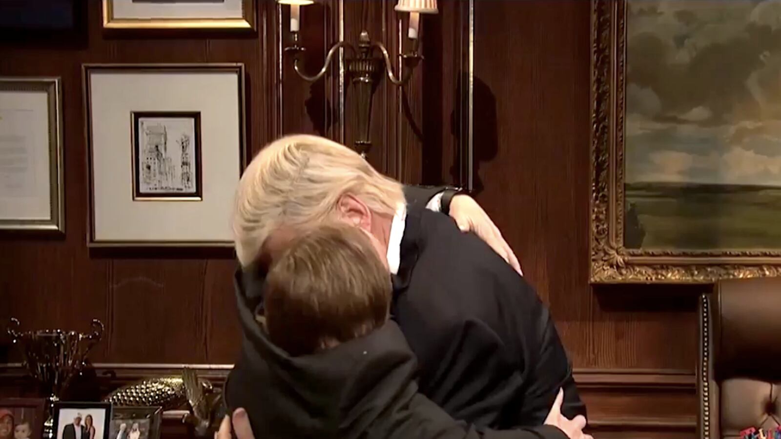 articles/2017/05/14/snl-melissa-mccarthy-s-sean-spicer-makes-out-with-president-trump/170513-stern-snl-melissa-mccarthy-tease_cujxim