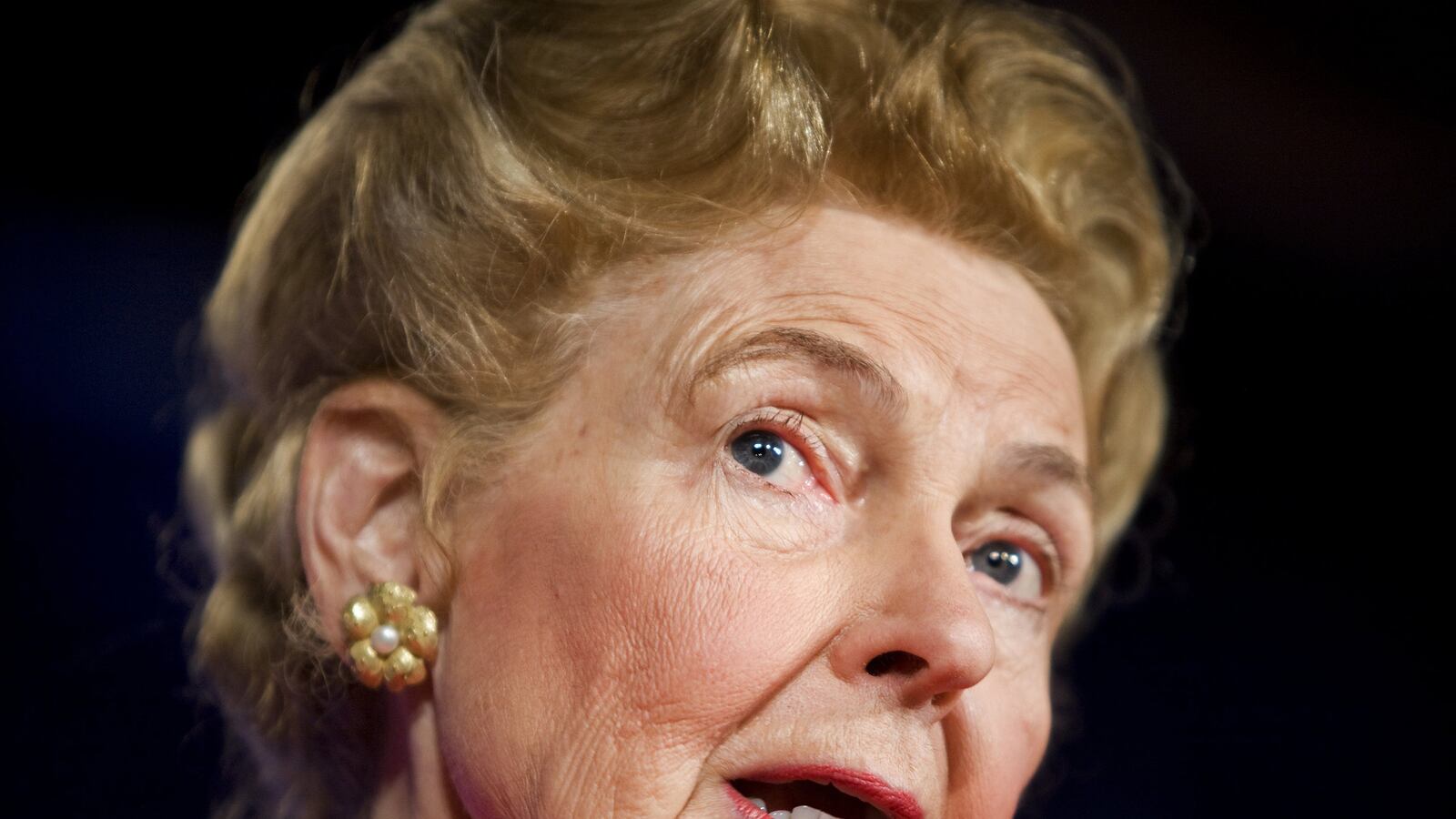 articles/2014/04/20/fringe-factor-ladies-love-the-wage-gap/140419-fringe-factor-tease_nwpfnr