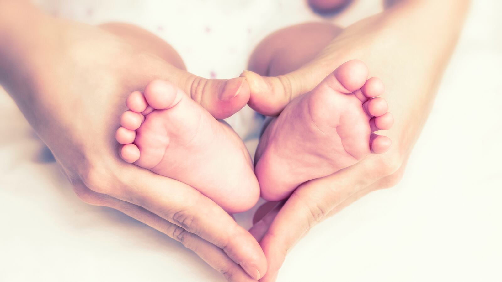 articles/2015/06/07/takebackpostpartum-moms-share-their-beautiful-belly-shots/150605-tbd-postpartum-tease_g8cl2u